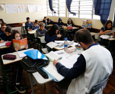 O Colégio Estadual São Paulo Apóstolo, em Curitiba, tem utilizado com sucesso uma nova ferramenta para incentivar o hábito da leitura nos estudantes do ensino fundamental. O projeto Carrinhoteca funciona como uma biblioteca itinerante. Os livros são levados para a sala de aula, o que facilita o acesso dos alunos aos acervos selecionados previamente pelos professores e bibliotecários.