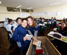 O Colégio Estadual São Paulo Apóstolo, em Curitiba, tem utilizado com sucesso uma nova ferramenta para incentivar o hábito da leitura nos estudantes do ensino fundamental. O projeto Carrinhoteca funciona como uma biblioteca itinerante. Os livros são levados para a sala de aula, o que facilita o acesso dos alunos aos acervos selecionados previamente pelos professores e bibliotecários.