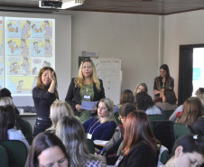 Aproximadamente 80 técnicos pedagógicos que atuam na área da educação especial e coordenadores pedagógicos da educação básica dos 32 Núcleos Regionais de Educação (NRE), técnicos dos Centros de Apoio Pedagógico (CAP) a estudantes e professores na área da deficiência visual e do Centro Estadual de Avaliação e Orientação Pedagógica (CEAOP) participam nesta quinta-feira (25) e sexta-feira (26), em Curitiba, do curso de formação estratégica na área da educação especial.