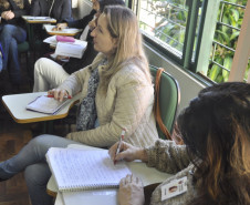 Aproximadamente 80 técnicos pedagógicos que atuam na área da educação especial e coordenadores pedagógicos da educação básica dos 32 Núcleos Regionais de Educação (NRE), técnicos dos Centros de Apoio Pedagógico (CAP) a estudantes e professores na área da deficiência visual e do Centro Estadual de Avaliação e Orientação Pedagógica (CEAOP) participam nesta quinta-feira (25) e sexta-feira (26), em Curitiba, do curso de formação estratégica na área da educação especial.