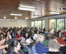 O serviço de atendimento escolar a estudantes hospitalizados no Paraná completou dez anos nesta quinta-feira (25). A oferta é feita pelo Governo do Paraná, por meio da Secretaria de Estado da Educação, em parceria com instituições hospitalares conveniadas. O atendimento também é realizado nas residências dos estudantes após período de internamento, até que o aluno possa retornar à rotina escolar.