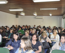 O serviço de atendimento escolar a estudantes hospitalizados no Paraná completou dez anos nesta quinta-feira (25). A oferta é feita pelo Governo do Paraná, por meio da Secretaria de Estado da Educação, em parceria com instituições hospitalares conveniadas. O atendimento também é realizado nas residências dos estudantes após período de internamento, até que o aluno possa retornar à rotina escolar.