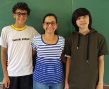 Os estudantes João Pedro Gomes Santana, 15 anos, do 2° ano do ensino médio, e seu colega Thiago Fernando Kawakami, 16 anos, conquistaram uma medalha de ouro e uma de prata, respectivamente, na classificação estadual da 5° edição da Olimpíada Brasileira de Física das Escolas Públicas (OBFEP). Ambos alunos são estudantes do 3° ano do ensino médio do Colégio Estadual Doutor Gastão Vidigal, de Maringá, no Noroeste do Estado.