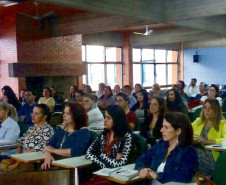 Aproximadamente 70 técnicos que atuam nos setores de estrutura e funcionamento e documentação escolar dos 32 Núcleos Regionais de Educação (NRE) e da Secretaria de Estado da Educação (SEED) encerraram nessa sexta-feira (26), em Curitiba, o curso de formação estratégica continuada referente à legislação escolar.