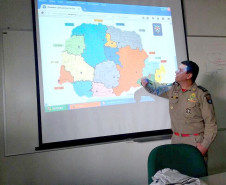 Aproximadamente 70 técnicos que atuam nos setores de estrutura e funcionamento e documentação escolar dos 32 Núcleos Regionais de Educação (NRE) e da Secretaria de Estado da Educação (SEED) encerraram nessa sexta-feira (26), em Curitiba, o curso de formação estratégica continuada referente à legislação escolar.
