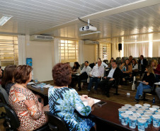 Integrantes da comissão coordenadora e equipes da rede de assistência técnica do Plano Estadual de Educação (PEE) se reuniram nessa sexta-feira (26), em Curitiba, para participar de curso de aperfeiçoamento. O evento, promovido pela Secretaria de Estado da Edução (SEED), é uma das etapas para estudo e avaliação do documento e para o monitoramento contínuo das metas estratégicas apontadas pelo plano estadual.