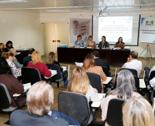 Integrantes da comissão coordenadora e equipes da rede de assistência técnica do Plano Estadual de Educação (PEE) se reuniram nessa sexta-feira (26), em Curitiba, para participar de curso de aperfeiçoamento. O evento, promovido pela Secretaria de Estado da Edução (SEED), é uma das etapas para estudo e avaliação do documento e para o monitoramento contínuo das metas estratégicas apontadas pelo plano estadual.