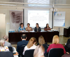 Integrantes da comissão coordenadora e equipes da rede de assistência técnica do Plano Estadual de Educação (PEE) se reuniram nessa sexta-feira (26), em Curitiba, para participar de curso de aperfeiçoamento. O evento, promovido pela Secretaria de Estado da Edução (SEED), é uma das etapas para estudo e avaliação do documento e para o monitoramento contínuo das metas estratégicas apontadas pelo plano estadual.