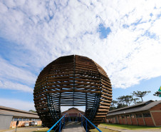 O Parque da Ciência Newton Freire Maia, localizado no município de Pinhais (Região Metropolitana de Curitiba) abre nesta terça-feira (30) a segunda temporada do Programa de observação do céu “Noites no Parque”. Usando telescópios, a população pode contemplar a lua, os planetas Júpiter e Saturno e, com orientações de mediadores e uso de lasers, aprende a identificar as principais constelações e fenômenos celestes.