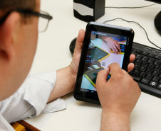 O projeto Seed Lab, desenvolvido pela Diretoria de Políticas e Tecnologias Educacionais (DPTE) da Secretaria da Educação, vai implantar metodologias de aprendizado criativo para incentivar o uso de novas tecnologias educacionais no ambiente escolar. O Seed Lab será assessorado por pesquisadores do Instituto de Tecnologia da Universidade de Massachusetts (MIT, na sigla em inglês), dos Estados Unidos.