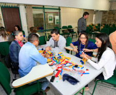 O projeto Seed Lab, desenvolvido pela Diretoria de Políticas e Tecnologias Educacionais (DPTE) da Secretaria da Educação, vai implantar metodologias de aprendizado criativo para incentivar o uso de novas tecnologias educacionais no ambiente escolar. O Seed Lab será assessorado por pesquisadores do Instituto de Tecnologia da Universidade de Massachusetts (MIT, na sigla em inglês), dos Estados Unidos.