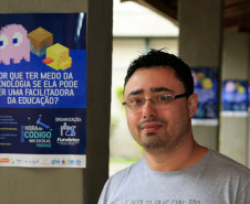 No início deste mês de maio, o diretor de Políticas e Tecnologias Educacionais, Eziquiel Menta, participou de reuniões com pesquisadores norte-americanos e visitou escolas que trabalham com metodologias de aprendizagem criativa. “Essa experiência serviu para conhecer novas práticas que incentivam o aprendizado criativo, sem colocar limites nas ideias dos alunos e sem priorizar o uso das máquinas, mas sim a construção do conhecimento coletivo”, disse Menta.