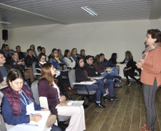 Cerca de 70 técnicos dos 32 Núcleos Regionais de Educação (NREs) participam, em Curitiba, nesta terça (30) e quarta-feira (31) de uma capacitação organizada pelo Departamento da Diversidade da Secretaria da Educação (SEED). O treinamento foi aberto na manhã desta terça, no auditório da SEED, pela superintendente da Educação, Inês Carnieletto. “Quero agradecer a presença de todos. O maior ativo da SEED são as pessoas. São vocês que fazem tudo acontecer lá na ponta”, disse Inês.