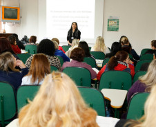 A Secretaria da Educação promove nesta terça-feira (30), em Curitiba, o curso de formação continuada aos técnicos pedagógicos dos Núcleos Regionais de Educação (NREs) que atuam no Departamento de Educação Especial e Inclusão Educacional. O curso tem como foco o diagnóstico e o atendimento de alunos com Transtornos Globais do Desenvolvimento (TGD). Cerca de 60 servidores participam da formação.