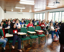 A Secretaria da Educação promove nesta terça-feira (30), em Curitiba, o curso de formação continuada aos técnicos pedagógicos dos Núcleos Regionais de Educação (NREs) que atuam no Departamento de Educação Especial e Inclusão Educacional. O curso tem como foco o diagnóstico e o atendimento de alunos com Transtornos Globais do Desenvolvimento (TGD). Cerca de 60 servidores participam da formação.
