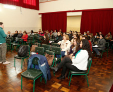 Mais de 100 mil servidores que atuam nas 2,1 mil escolas da rede estadual de ensino participam, nesta sexta-feira (2), de cursos de formação continuada. Professores, pedagogos, diretores e agentes educacionais debatem e estudam questões vivenciadas no cotidiano escolar.

Os cursos acontecem em todas as escolas, são organizados pelos próprios profissionais das unidades e têm duração de oito horas, que serão contabilizadas para avanço no plano de carreira dos servidores.