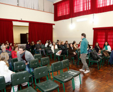 Mais de 100 mil servidores que atuam nas 2,1 mil escolas da rede estadual de ensino participam, nesta sexta-feira (2), de cursos de formação continuada. Professores, pedagogos, diretores e agentes educacionais debatem e estudam questões vivenciadas no cotidiano escolar.

Os cursos acontecem em todas as escolas, são organizados pelos próprios profissionais das unidades e têm duração de oito horas, que serão contabilizadas para avanço no plano de carreira dos servidores.