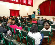 Mais de 100 mil servidores que atuam nas 2,1 mil escolas da rede estadual de ensino participam, nesta sexta-feira (2), de cursos de formação continuada. Professores, pedagogos, diretores e agentes educacionais debatem e estudam questões vivenciadas no cotidiano escolar.

Os cursos acontecem em todas as escolas, são organizados pelos próprios profissionais das unidades e têm duração de oito horas, que serão contabilizadas para avanço no plano de carreira dos servidores.