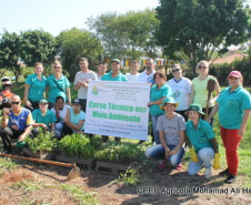 Plantio de mudas de árvores nativas à margem do rio Alambari, atividade do curso técnico em Meio Ambiente.