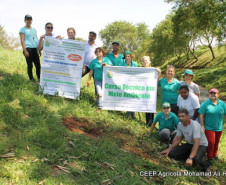 Plantio de mudas de árvores nativas à margem do rio Alambari, atividade do curso técnico em Meio Ambiente.