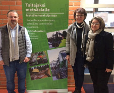 A secretária de Estado da Educação, professora Ana Seres, e a chefe do Núcleo Regional de Educação de Telêmaco Borba, Sueli Aparecida Martins, integraram uma missão técnica e pedagógica composta por diversas autoridades públicas da área da educação do município de Ortigueira e executivos da indústria Klabin de Papel e Celulose