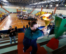 A primeira fase regional dos Jogos Escolares do Paraná (JEPs) acontece a partir desta segunda-feira (05) e vai envolver aproximadamente 40 mil estudantes das redes de ensino municipal, estadual, federal e particular. Os alunos competem nas modalidades individual (atletismo, xadrez e tênis de mesa) e coletiva (basquete, futsal, handebol, vôlei de quadra e de praia). A fase segue até dia 11.