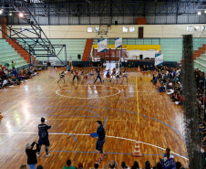 A primeira fase regional dos Jogos Escolares do Paraná (JEPs) acontece a partir desta segunda-feira (05) e vai envolver aproximadamente 40 mil estudantes das redes de ensino municipal, estadual, federal e particular. Os alunos competem nas modalidades individual (atletismo, xadrez e tênis de mesa) e coletiva (basquete, futsal, handebol, vôlei de quadra e de praia). A fase segue até dia 11.