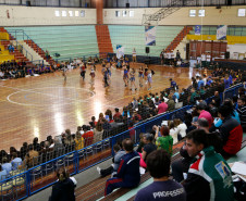 A primeira fase regional dos Jogos Escolares do Paraná (JEPs) acontece a partir desta segunda-feira (05) e vai envolver aproximadamente 40 mil estudantes das redes de ensino municipal, estadual, federal e particular. Os alunos competem nas modalidades individual (atletismo, xadrez e tênis de mesa) e coletiva (basquete, futsal, handebol, vôlei de quadra e de praia). A fase segue até dia 11.