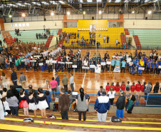 A primeira fase regional dos Jogos Escolares do Paraná (JEPs) acontece a partir desta segunda-feira (05) e vai envolver aproximadamente 40 mil estudantes das redes de ensino municipal, estadual, federal e particular. Os alunos competem nas modalidades individual (atletismo, xadrez e tênis de mesa) e coletiva (basquete, futsal, handebol, vôlei de quadra e de praia). A fase segue até dia 11.
