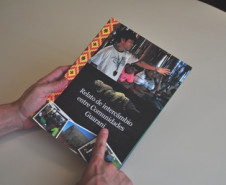 Obra registra experiência no Mato Grosso do Sul de professores guarani durante o curso de formação de docentes Kuaa Mbo’e.