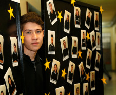 O exemplo dos estudantes em destaque também reflete nos colegas que ainda não foram contemplados pelo projeto. “É um incentivo porque os alunos que não estão no mural vão se esforçar mais porque sabem que serão reconhecidos e que alguém está percebendo sua dedicação. Fico orgulhoso em ser exemplo para alguém”, disse o estudante Kauê Antonievcz Diogo, de 15 anos, do 2° ano do ensino médio.