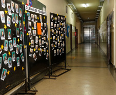 O colégio possui aproximadamente 1,3 mil alunos do ensino fundamental, médio e técnico que se revezam na galeria a cada bimestre. “O projeto serve como incentivo para boas práticas e eles ficam com uma expectativa muito grande para saber se vão aparecer no mural”, disse Valéria.