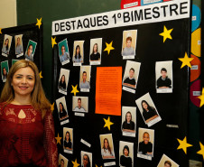 Quem visita o Colégio Estadual Júlia Wanderley, em Curitiba, percebe algo diferente logo na entrada do corredor principal