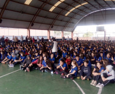 Mais de 800 estudantes do Colégio Estadual Teobaldo Kletemberg, de Curitiba, participaram de treinamentos e simulações de situações de emergência. A ação, realizada nesta quarta-feira (7), foi coordenada pela Defesa Civil e Corpo de Bombeiros e faz parte do programa estadual Brigada Escolar.