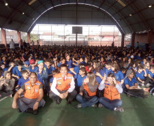 Mais de 800 estudantes do Colégio Estadual Teobaldo Kletemberg, de Curitiba, participaram de treinamentos e simulações de situações de emergência. A ação, realizada nesta quarta-feira (7), foi coordenada pela Defesa Civil e Corpo de Bombeiros e faz parte do programa estadual Brigada Escolar.