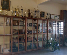 O Colégio Estadual Dom Alberto Gonçalves, em Palmeira (na região dos Campos Gerais), está concluindo as pesquisas do novo centro de memória de preservação do patrimônio histórico material e imaterial da instituição. A ação faz parte das celebrações dos 70 anos da Secretaria de Estado da Educação e tem como objetivo ampliar o resgate histórico e a preservação do patrimônio histórico e cultural das escolas paranaenses.