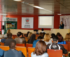 Os diretores das 164 escolas da rede estadual de Curitiba participam nesta segunda-feira e terça-feira (19 e 27) do curso "Museu da Escola Paranaense: Os Centros de Memória e a Gestão Escolar – NRE Curitiba". A formação, com duração de oito horas, faz parte das comemorações dos 70 anos da Secretaria de Estado da Educação e tem como objetivo preservar e resgatar a memória da educação pública no Estado.