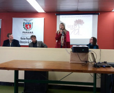Os diretores das 164 escolas da rede estadual de Curitiba participam nesta segunda-feira e terça-feira (19 e 27) do curso "Museu da Escola Paranaense: Os Centros de Memória e a Gestão Escolar – NRE Curitiba". A formação, com duração de oito horas, faz parte das comemorações dos 70 anos da Secretaria de Estado da Educação e tem como objetivo preservar e resgatar a memória da educação pública no Estado.