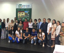 A Secretaria de Estado da Educação entregou nessa segunda-feira (19), em Jacarezinho (Norte Pioneiro do Estado), o Prêmio Gestão Paraná às escolas pertencentes ao Núcleo Regional de Educação (NRE) do município. As unidades foram selecionadas por trabalhar com projetos pedagógicos inovadores, praticar a gestão participativa dos recursos públicos e envolvimento da comunidade no cotidiano escolar.