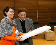 A Secretaria da Educação recebeu mais de cinco mil lâmpadas fluorescentes tubulares e cerca de quatro mil reatores da Companhia de Tecnologia da Informação e Comunicação do Paraná (Celepar). A doação foi possível em função da implantação do projeto de eficiência energética que substituiu quase seis mil lâmpadas fluorescentes por lâmpadas Led nas áreas interna e externa da Celepar.