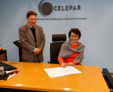 A Secretaria da Educação recebeu mais de cinco mil lâmpadas fluorescentes tubulares e cerca de quatro mil reatores da Companhia de Tecnologia da Informação e Comunicação do Paraná (Celepar). A doação foi possível em função da implantação do projeto de eficiência energética que substituiu quase seis mil lâmpadas fluorescentes por lâmpadas Led nas áreas interna e externa da Celepar.