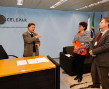 A Secretaria da Educação recebeu mais de cinco mil lâmpadas fluorescentes tubulares e cerca de quatro mil reatores da Companhia de Tecnologia da Informação e Comunicação do Paraná (Celepar). A doação foi possível em função da implantação do projeto de eficiência energética que substituiu quase seis mil lâmpadas fluorescentes por lâmpadas Led nas áreas interna e externa da Celepar.