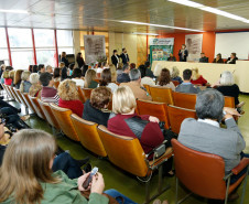 O Governo do Estado entregou, nesta sexta-feira (23), o Prêmio de Gestão Paraná às escolas da rede estadual de Curitiba. A premiação desenvolvida pela Secretaria de Estado da Educação selecionou escolas que desenvolvem projetos pedagógicos inovadores, praticam a gestão participativa dos recursos públicos e promovem o envolvimento da comunidade no cotidiano escolar.