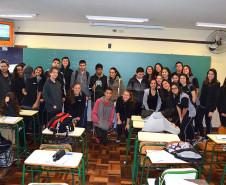 Os estudantes dos primeiros anos do ensino médio do Colégio São Paulo Apóstolo, em Curitiba, tiveram uma experiência diferente neste mês de junho durante as aulas de Matemática. Eles foram desafiados a produzir um material que pudesse auxiliar alunos com deficiência visual a aprender a disciplina. O objetivo da prática foi incentivar a realização de trabalhos sociais e vivenciar experiências de pessoas com deficiência visual.