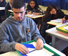 Os estudantes dos primeiros anos do ensino médio do Colégio São Paulo Apóstolo, em Curitiba, tiveram uma experiência diferente neste mês de junho durante as aulas de Matemática. Eles foram desafiados a produzir um material que pudesse auxiliar alunos com deficiência visual a aprender a disciplina. O objetivo da prática foi incentivar a realização de trabalhos sociais e vivenciar experiências de pessoas com deficiência visual.