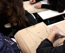 Os estudantes dos primeiros anos do ensino médio do Colégio São Paulo Apóstolo, em Curitiba, tiveram uma experiência diferente neste mês de junho durante as aulas de Matemática. Eles foram desafiados a produzir um material que pudesse auxiliar alunos com deficiência visual a aprender a disciplina. O objetivo da prática foi incentivar a realização de trabalhos sociais e vivenciar experiências de pessoas com deficiência visual.