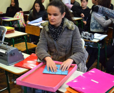 Os estudantes dos primeiros anos do ensino médio do Colégio São Paulo Apóstolo, em Curitiba, tiveram uma experiência diferente neste mês de junho durante as aulas de Matemática. Eles foram desafiados a produzir um material que pudesse auxiliar alunos com deficiência visual a aprender a disciplina. O objetivo da prática foi incentivar a realização de trabalhos sociais e vivenciar experiências de pessoas com deficiência visual.