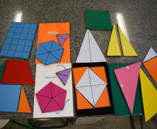 Os estudantes dos primeiros anos do ensino médio do Colégio São Paulo Apóstolo, em Curitiba, tiveram uma experiência diferente neste mês de junho durante as aulas de Matemática. Eles foram desafiados a produzir um material que pudesse auxiliar alunos com deficiência visual a aprender a disciplina. O objetivo da prática foi incentivar a realização de trabalhos sociais e vivenciar experiências de pessoas com deficiência visual.