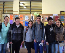 Os estudantes dos primeiros anos do ensino médio do Colégio São Paulo Apóstolo, em Curitiba, tiveram uma experiência diferente neste mês de junho durante as aulas de Matemática. Eles foram desafiados a produzir um material que pudesse auxiliar alunos com deficiência visual a aprender a disciplina. O objetivo da prática foi incentivar a realização de trabalhos sociais e vivenciar experiências de pessoas com deficiência visual.