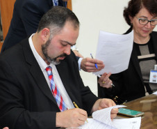 No intuito de articular ações conjuntas que promovam o bem estar social, a Secretaria da Justiça, Trabalho e Direitos Humanos em parceria com o Tribunal de Justiça do Paraná; Instituto de Identificação do Paraná; Associação Paranaense de Oftalmologia; Conselho Brasileiro de Oftalmologia; Secretaria da Educação e a de Segurança Pública assinaram, nesta segunda-feira (26), um protocolo de intenções que firma a implementação do projeto pioneiro para exames oftalmológicos.